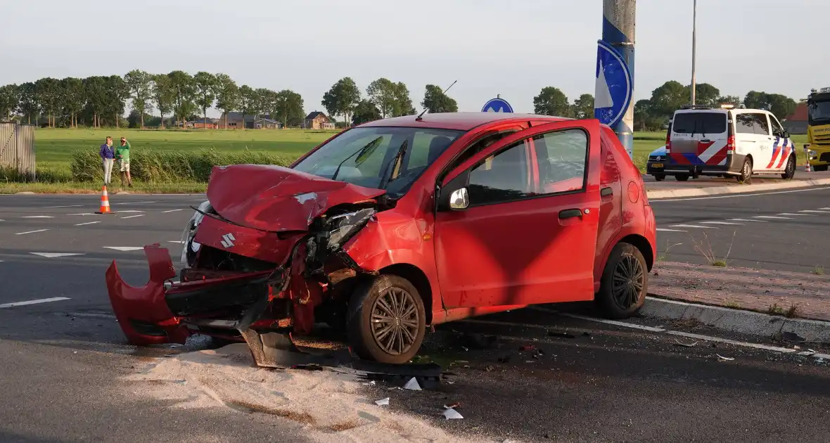 Bestelbus en personenwagen lopen flinke schade op - Foto 1