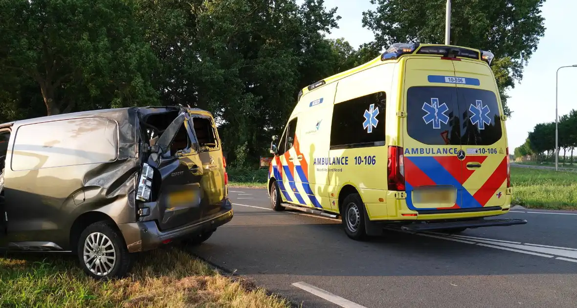 Bestelbus en personenwagen lopen flinke schade op - Foto 2