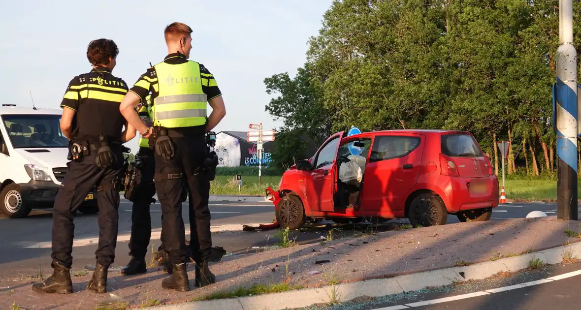 Bestelbus en personenwagen lopen flinke schade op - Foto 3