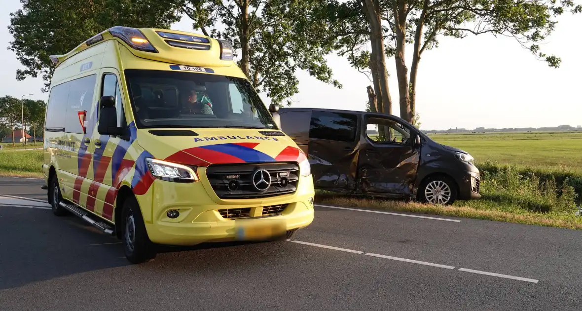 Bestelbus en personenwagen lopen flinke schade op - Foto 4