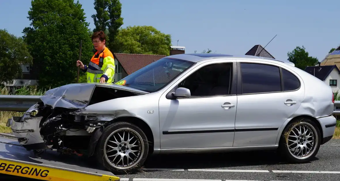 Bestuurster gecrash met auto - Foto 1