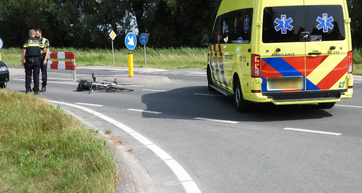 Twee dames op fiets gewond bij botsing - Foto 1