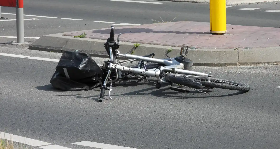 Twee dames op fiets gewond bij botsing - Foto 2