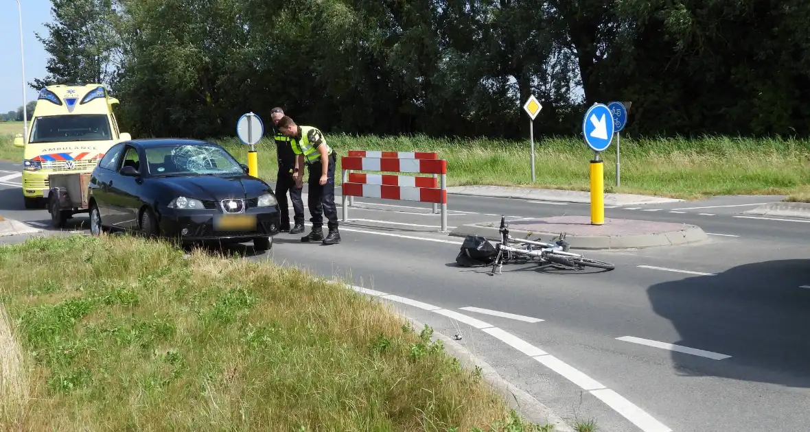 Twee dames op fiets gewond bij botsing - Foto 5