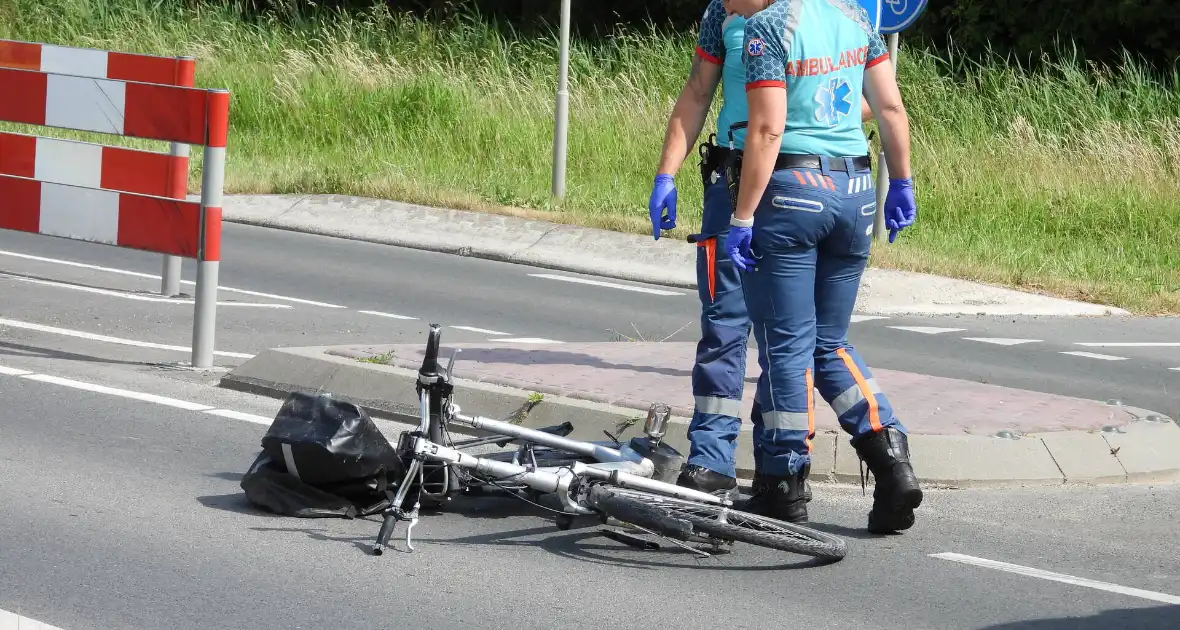 Twee dames op fiets gewond bij botsing - Foto 6