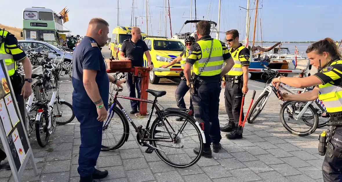 Fietser ernstig gewond bij botsing met paaltje