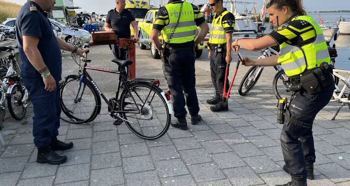 Fietser ernstig gewond bij botsing met paaltje - Foto 11