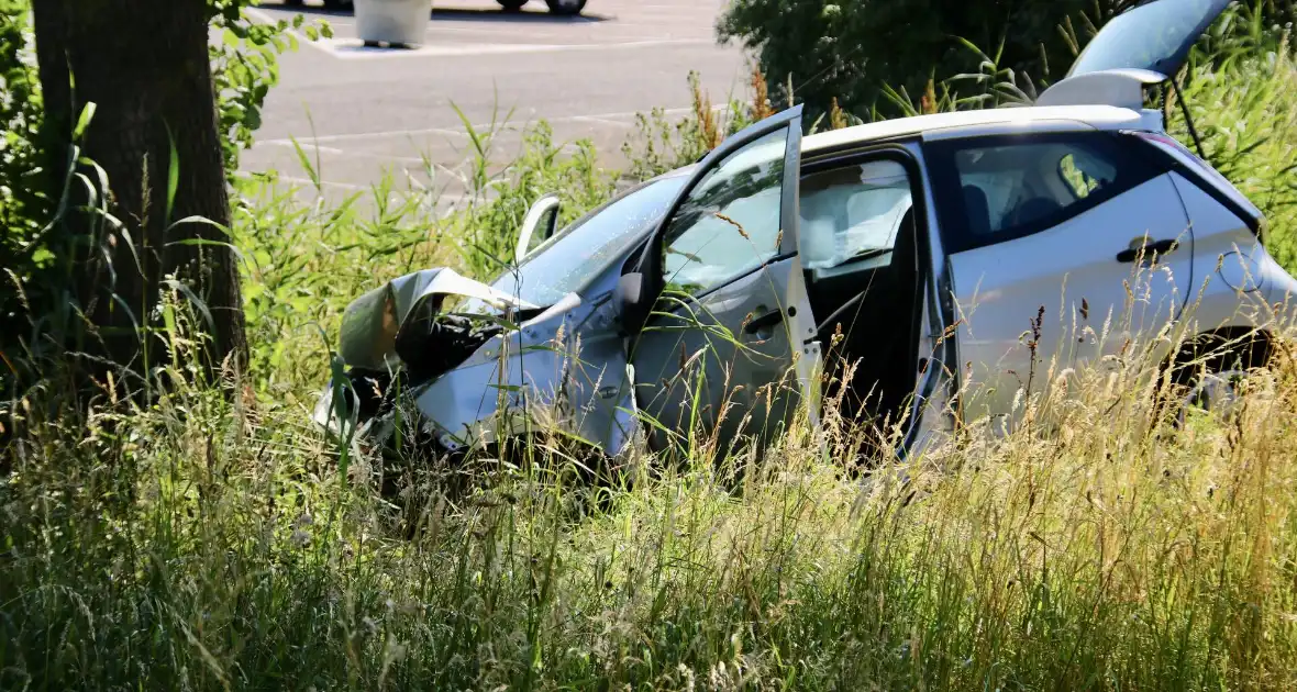 Automobilist frontaal in botsing met boom - Foto 5