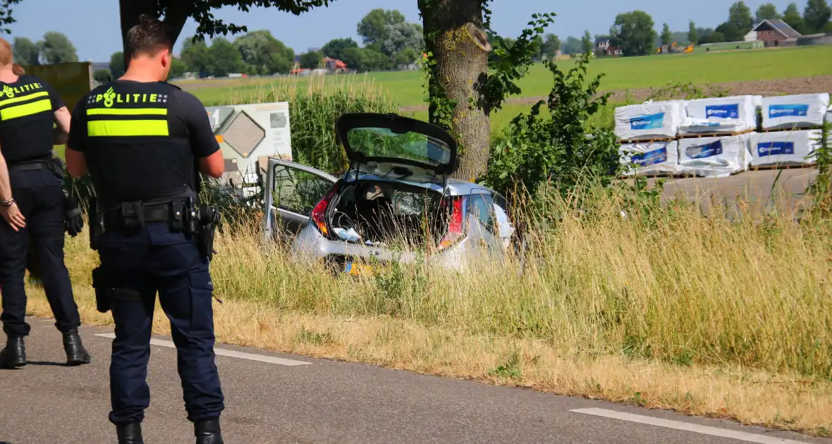 Automobilist frontaal in botsing met boom - Foto 6