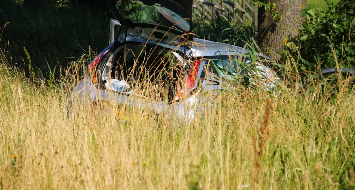 Automobilist frontaal in botsing met boom - Foto 7