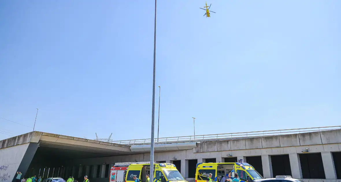 Traumahelikopter landt naast snelweg voor ernstig ongeval