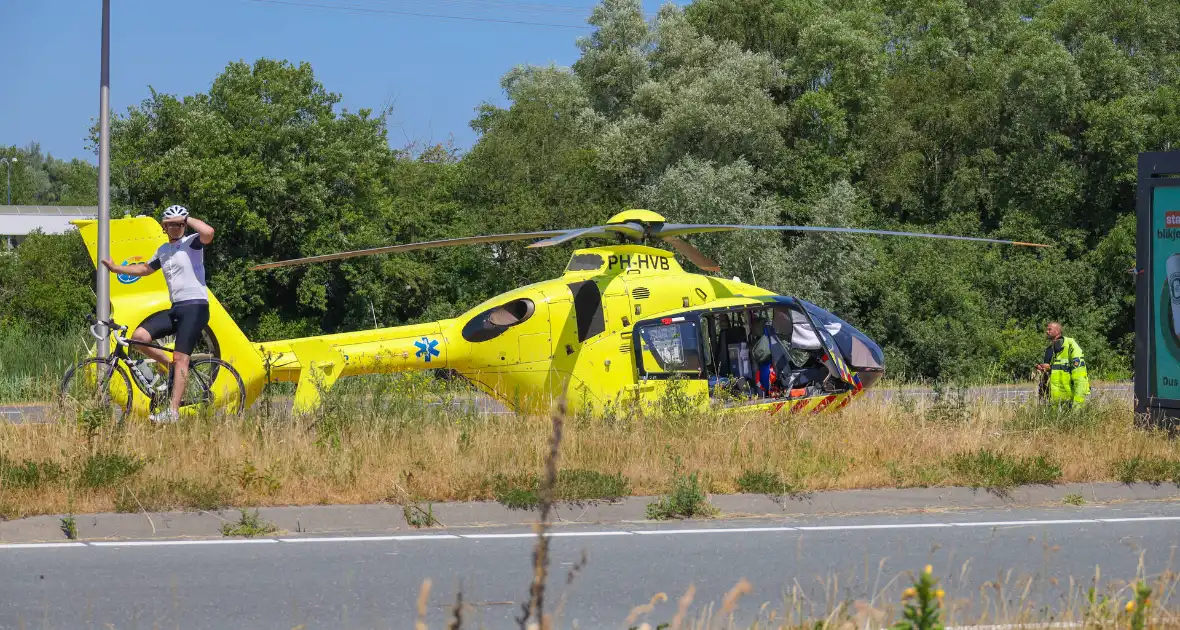 Traumahelikopter landt naast snelweg voor ernstig ongeval - Foto 3