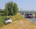 Auto raakt van de weg na botsing