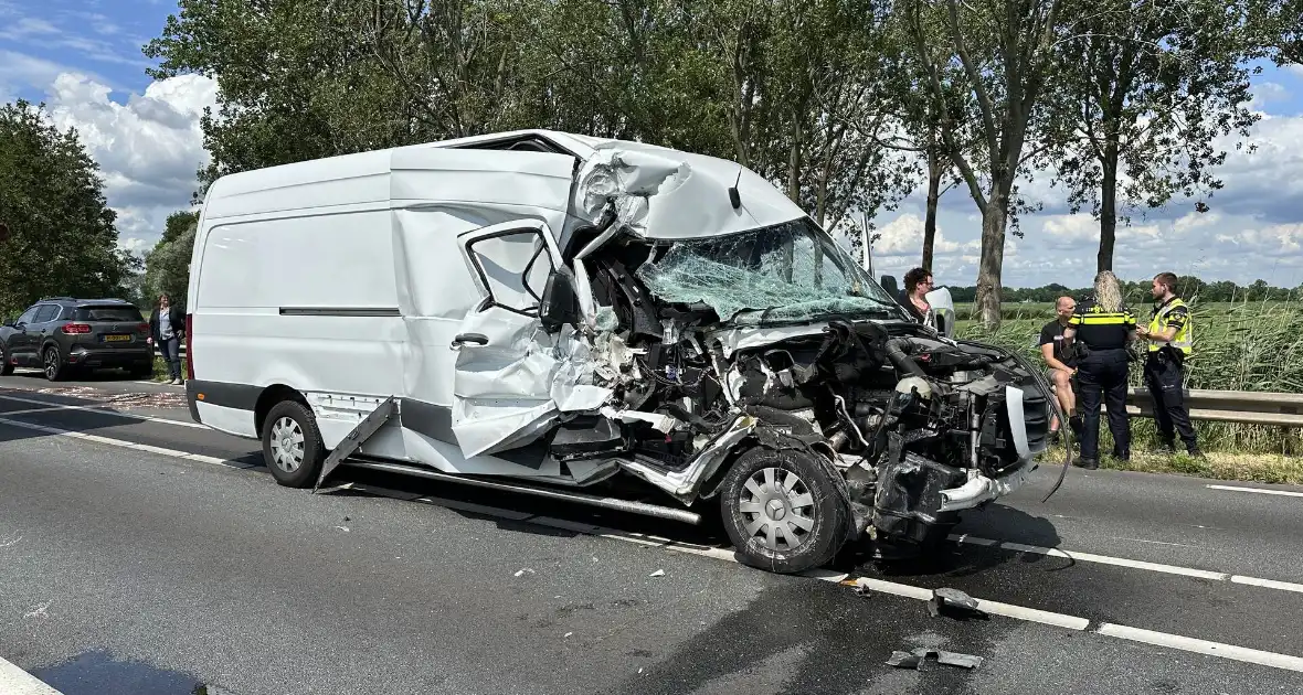 Enorme schade bij botsing met vrachtwagen