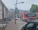 Brandweer sloopt dak bij brand