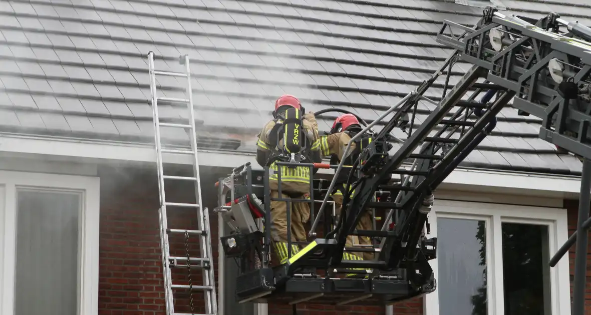 Brandweer sloopt dak bij brand - Foto 7