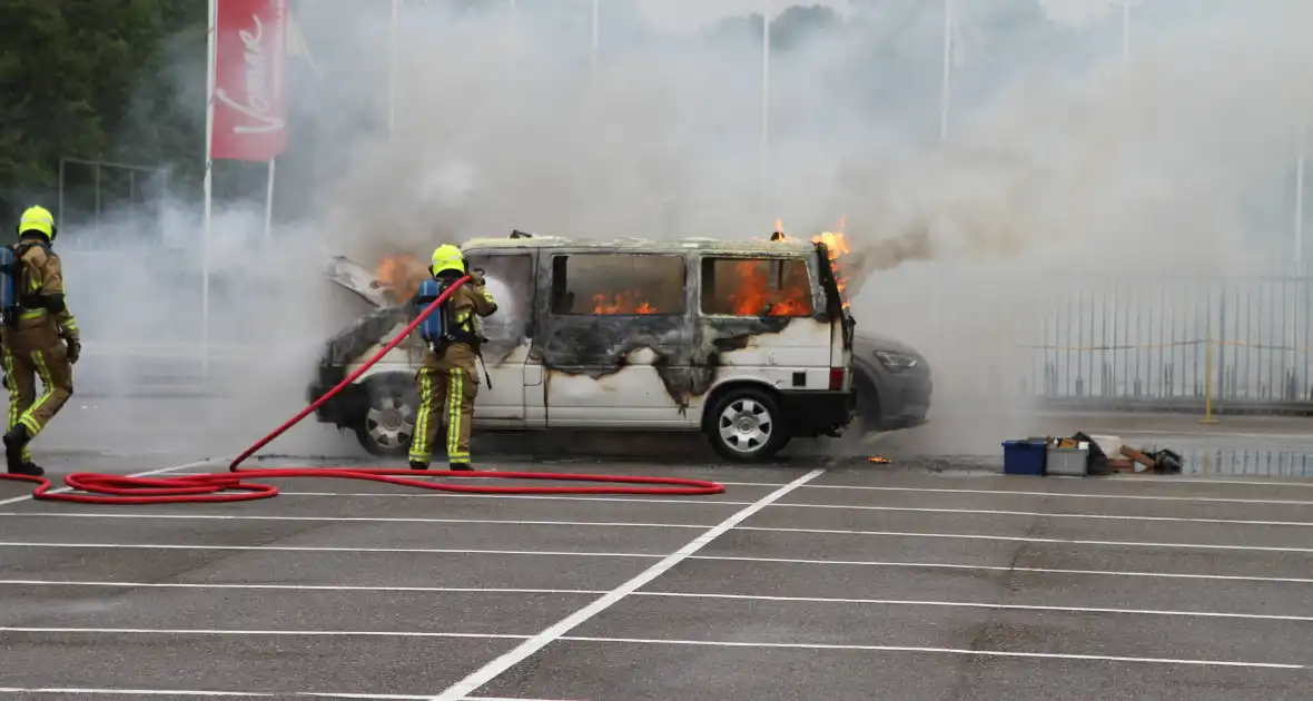 Bestelbus op parkeerplaats voetbalvereniging gaat in vlammen op