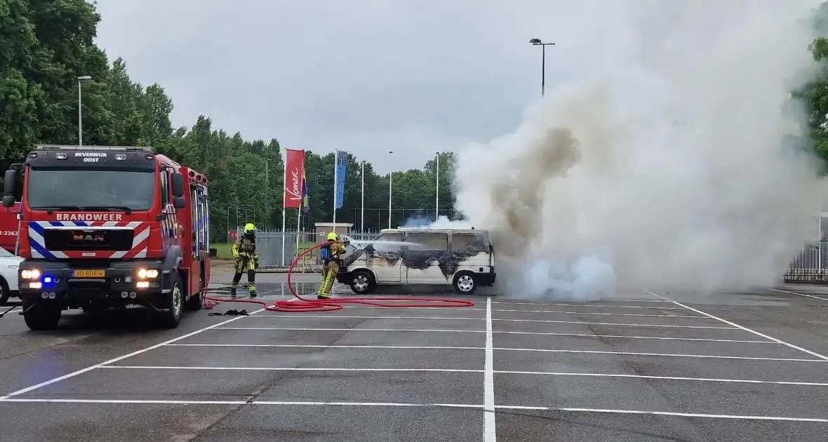 Bestelbus op parkeerplaats voetbalvereniging gaat in vlammen op - Foto 1