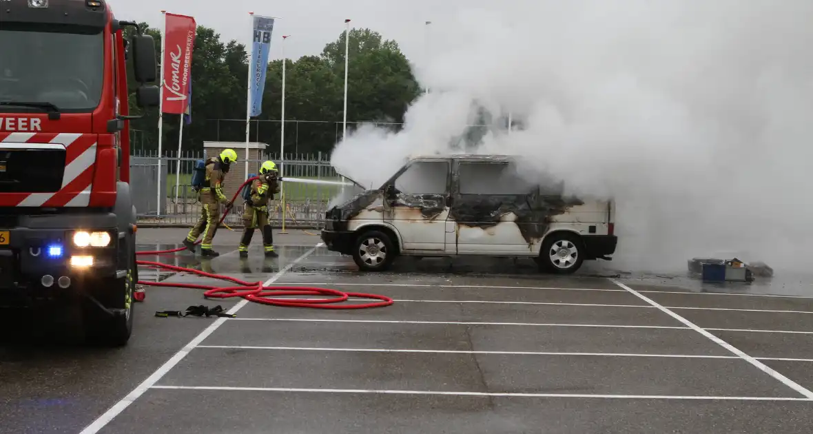 Bestelbus op parkeerplaats voetbalvereniging gaat in vlammen op - Foto 10