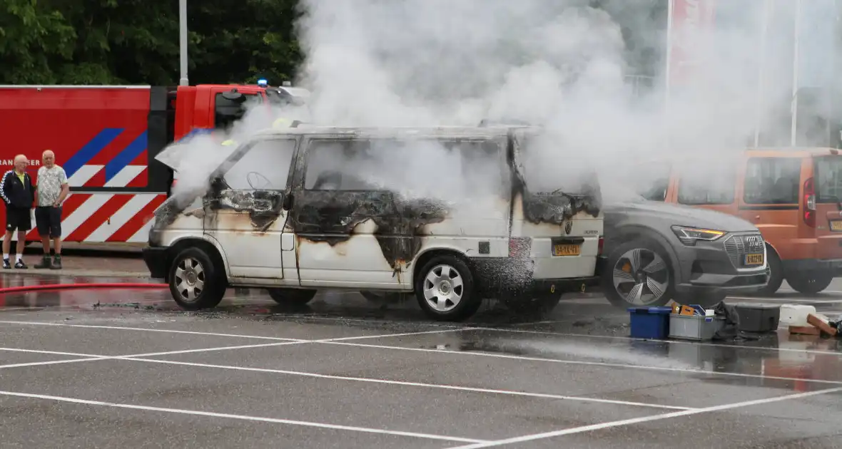 Bestelbus op parkeerplaats voetbalvereniging gaat in vlammen op - Foto 11