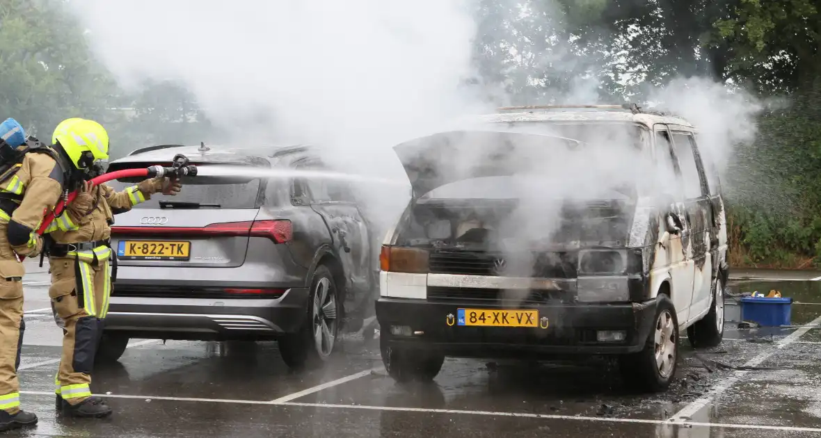 Bestelbus op parkeerplaats voetbalvereniging gaat in vlammen op - Foto 12