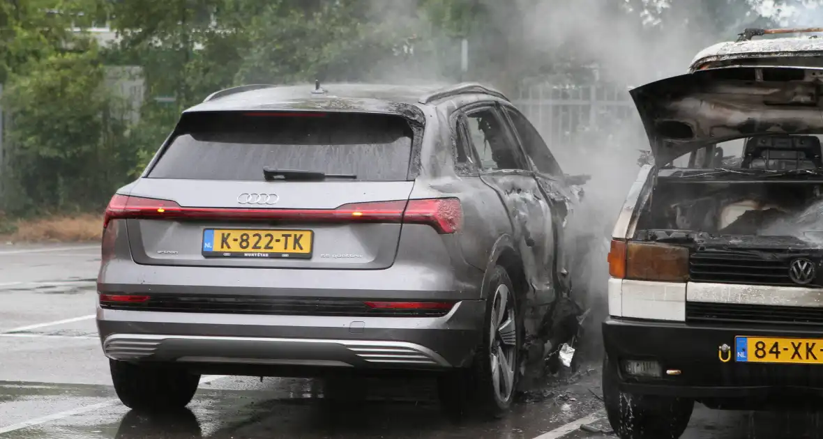 Bestelbus op parkeerplaats voetbalvereniging gaat in vlammen op - Foto 13