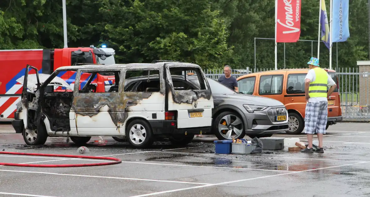 Bestelbus op parkeerplaats voetbalvereniging gaat in vlammen op - Foto 15
