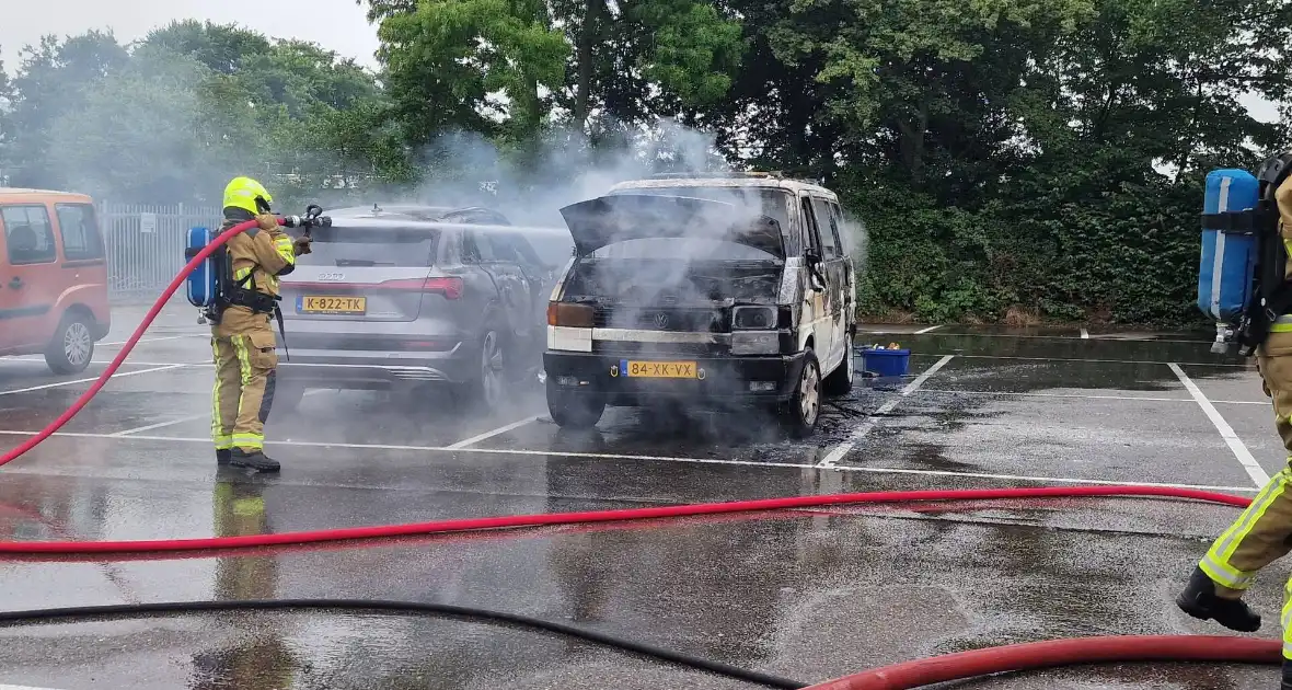 Bestelbus op parkeerplaats voetbalvereniging gaat in vlammen op - Foto 2