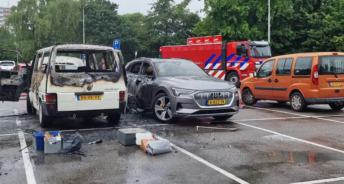 Bestelbus op parkeerplaats voetbalvereniging gaat in vlammen op - Foto 3