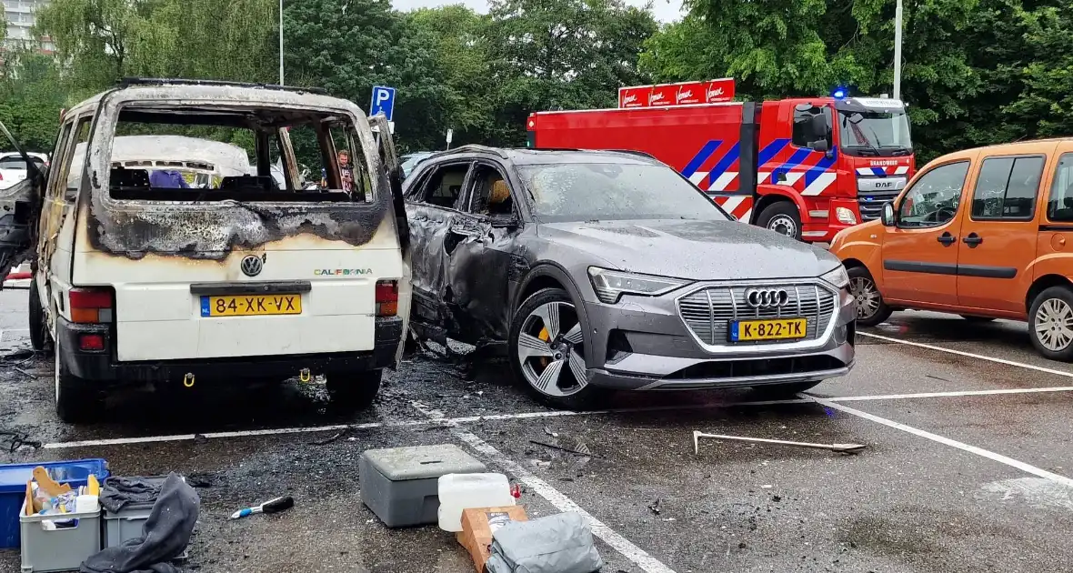 Bestelbus op parkeerplaats voetbalvereniging gaat in vlammen op - Foto 4