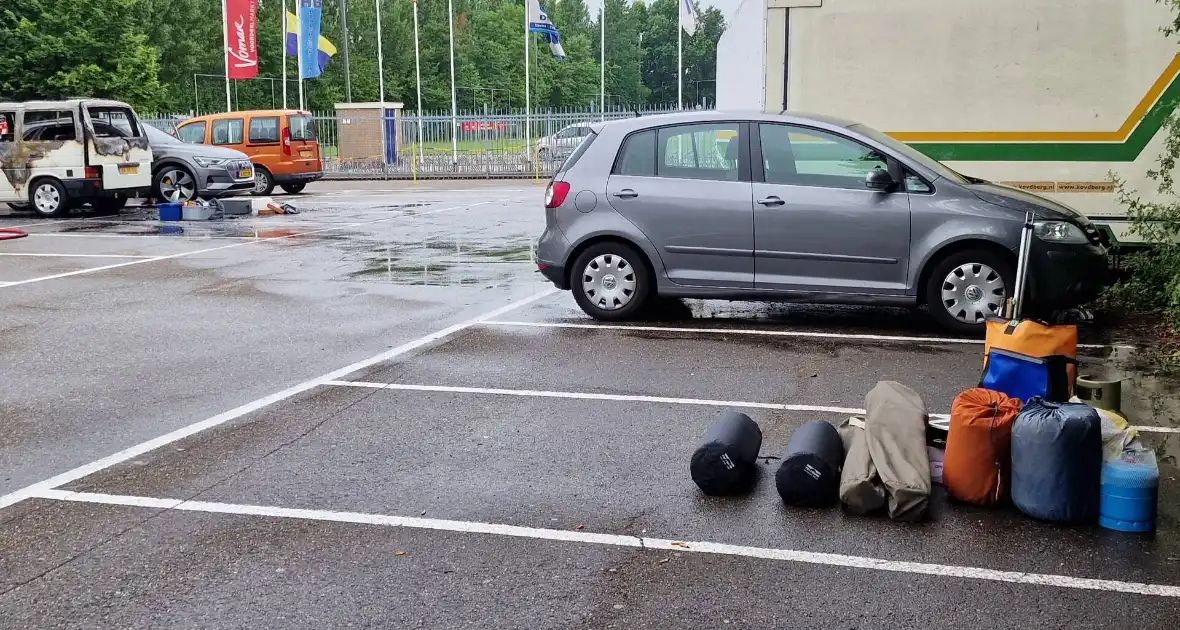 Bestelbus op parkeerplaats voetbalvereniging gaat in vlammen op - Foto 5