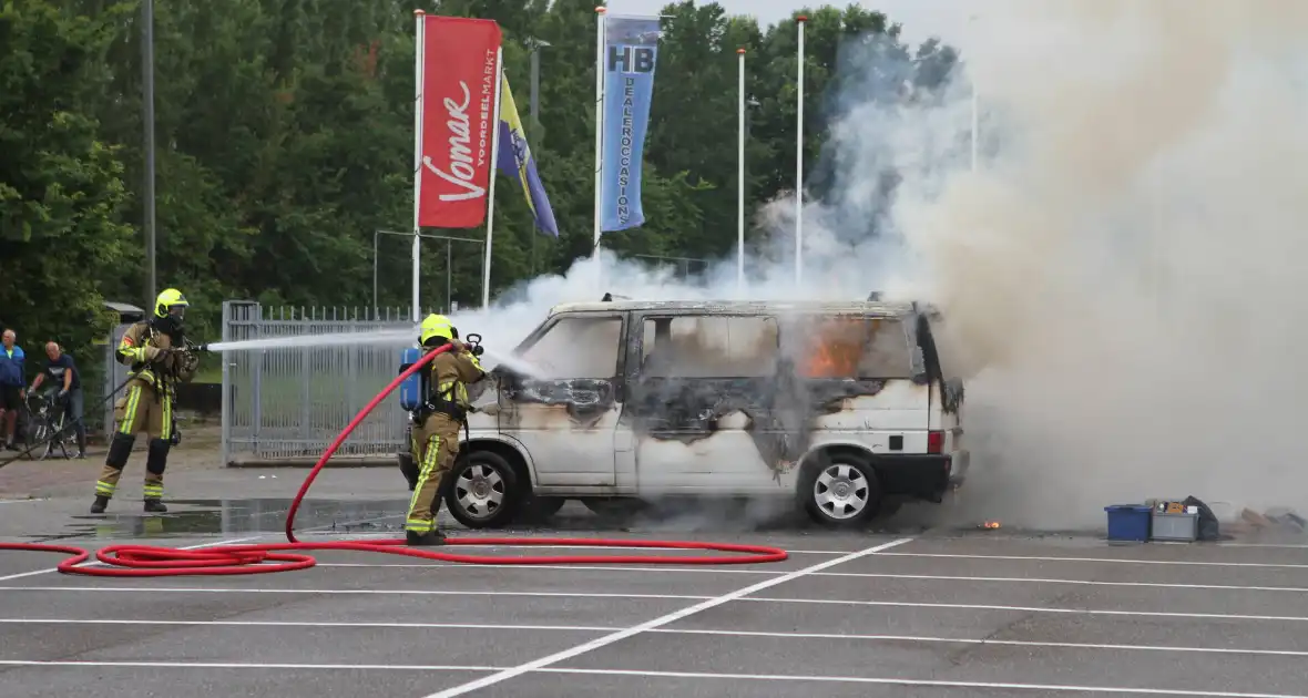 Bestelbus op parkeerplaats voetbalvereniging gaat in vlammen op - Foto 6