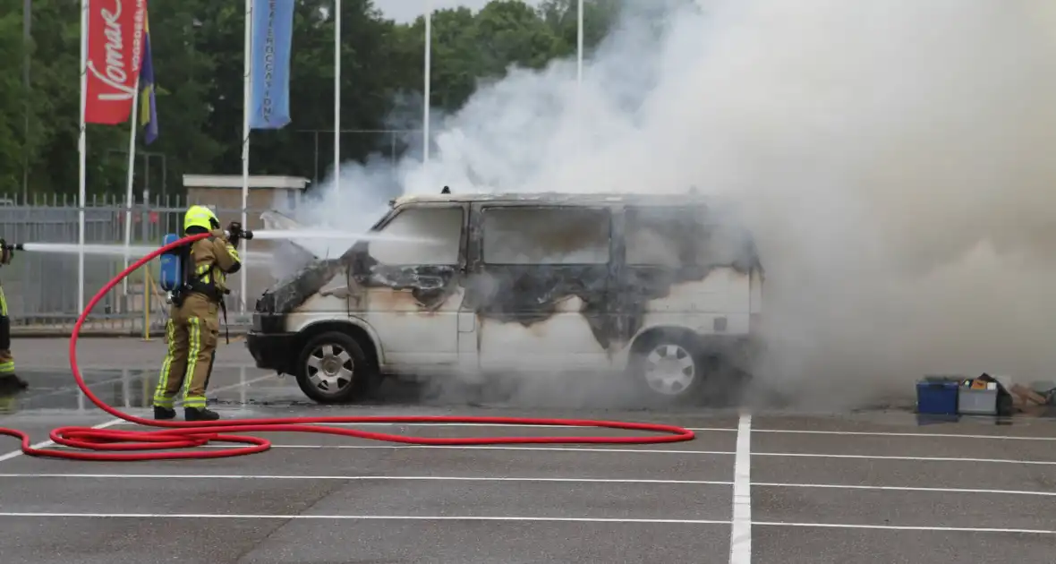 Bestelbus op parkeerplaats voetbalvereniging gaat in vlammen op - Foto 7