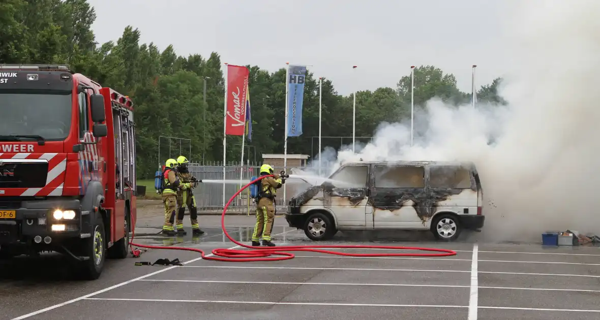 Bestelbus op parkeerplaats voetbalvereniging gaat in vlammen op - Foto 8