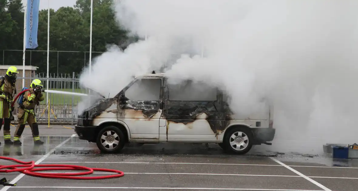 Bestelbus op parkeerplaats voetbalvereniging gaat in vlammen op - Foto 9