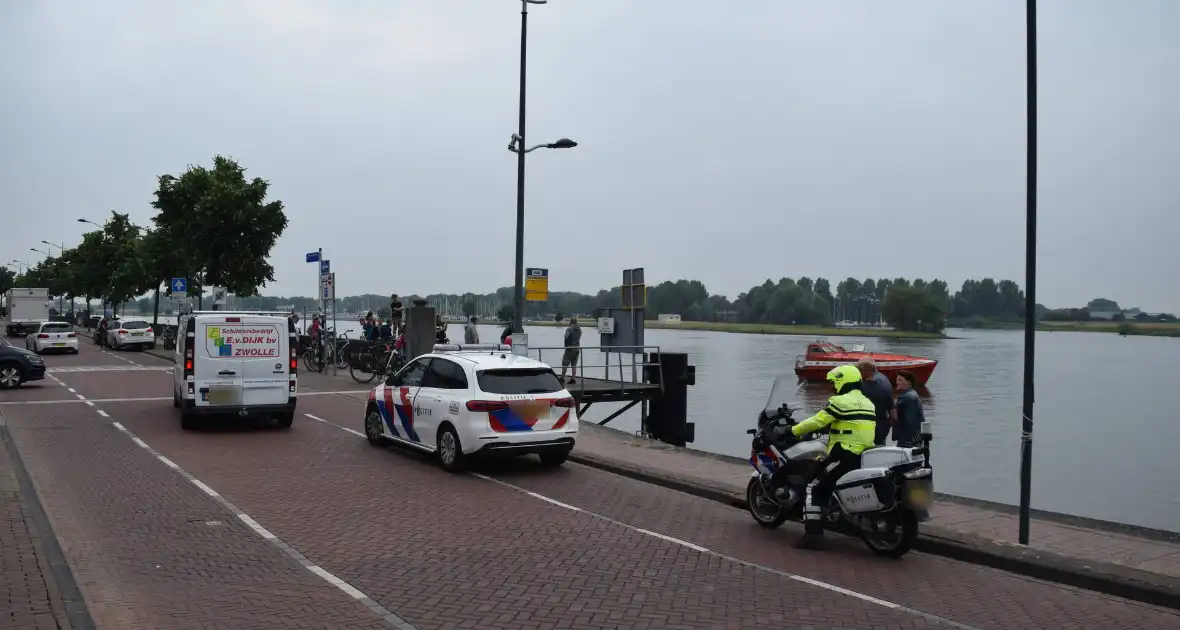Auto rijdt IJssel in