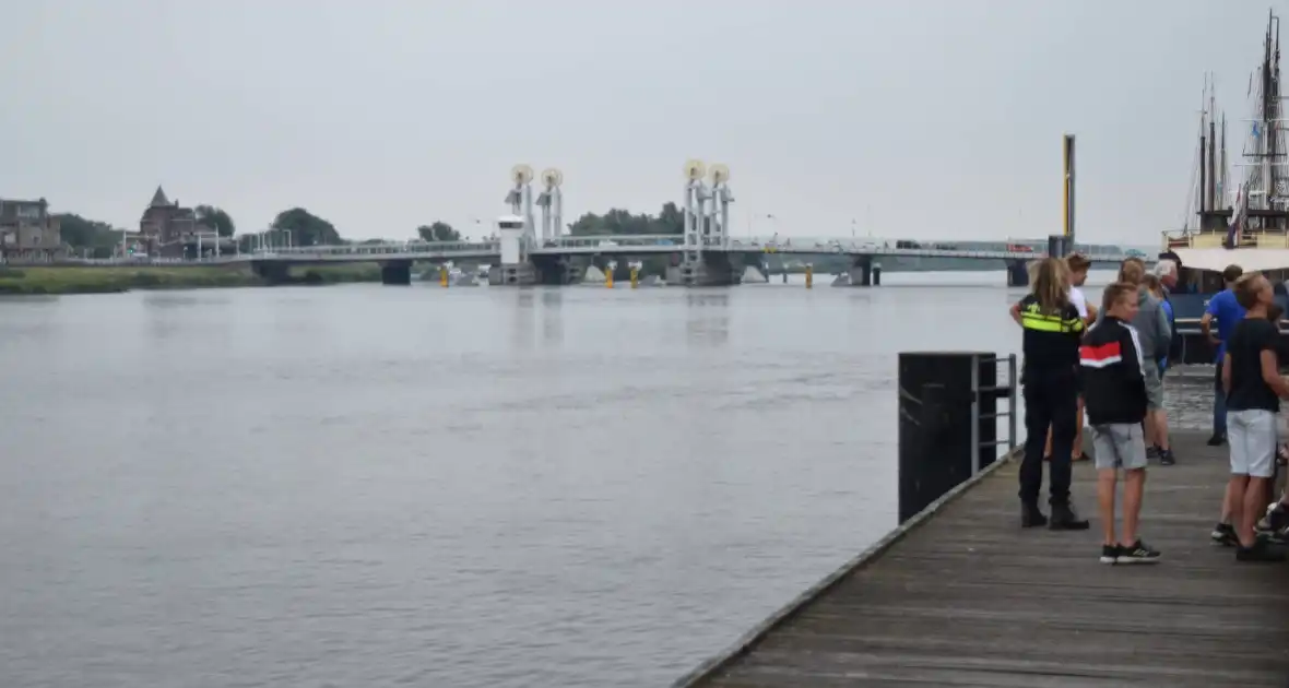 Auto rijdt IJssel in - Foto 1