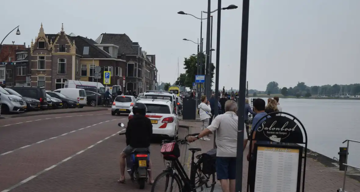 Auto rijdt IJssel in - Foto 2