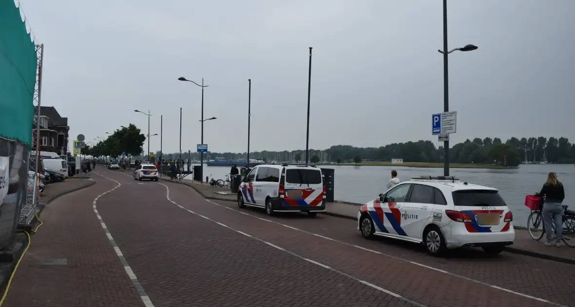 Auto rijdt IJssel in - Foto 3