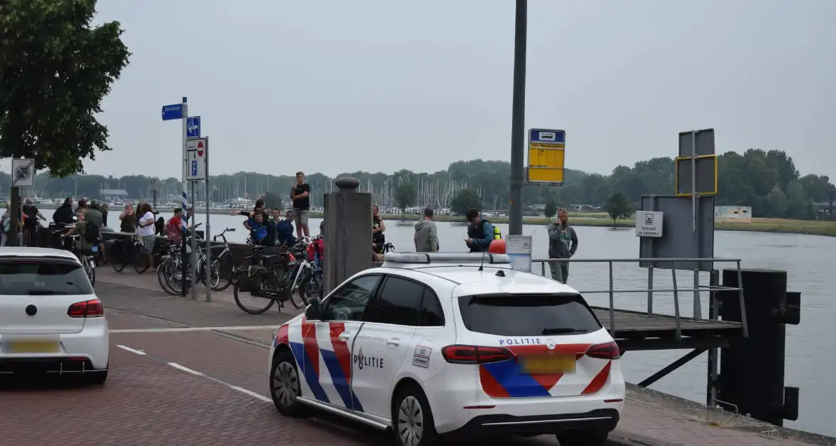 Auto rijdt IJssel in - Foto 4