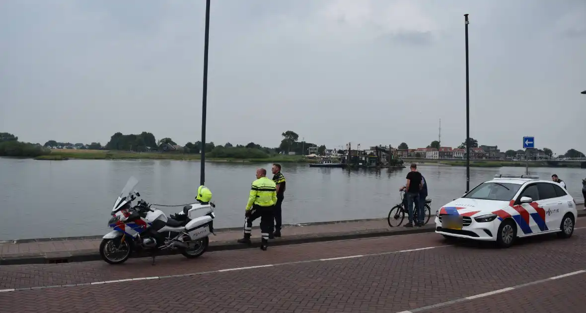 Auto rijdt IJssel in - Foto 5