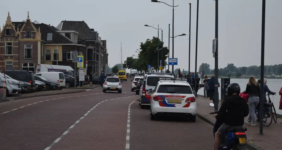 Auto rijdt IJssel in - Foto 6