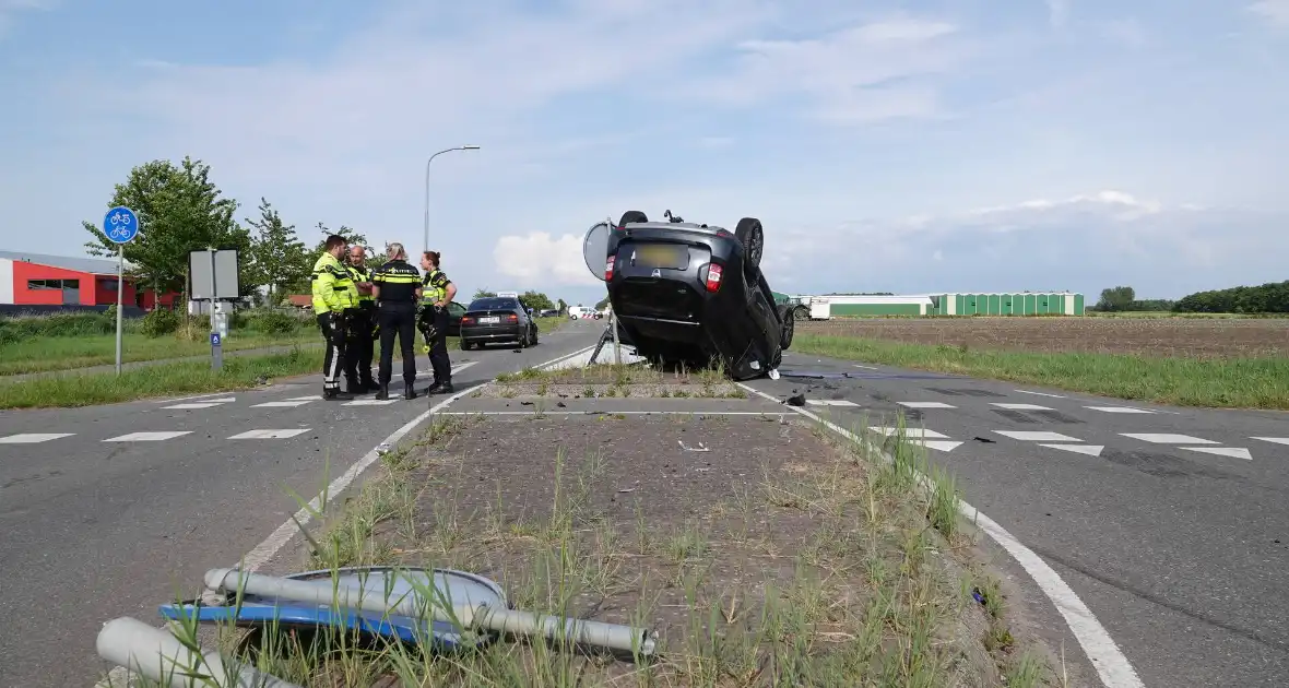 Auto komt op de kop tot stilstand