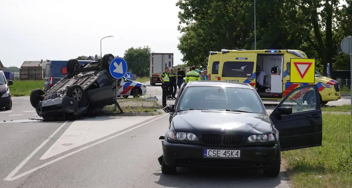 Auto komt op de kop tot stilstand - Foto 2