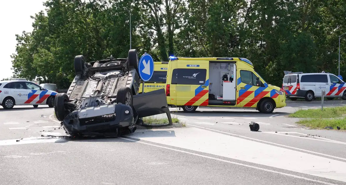 Auto komt op de kop tot stilstand - Foto 3