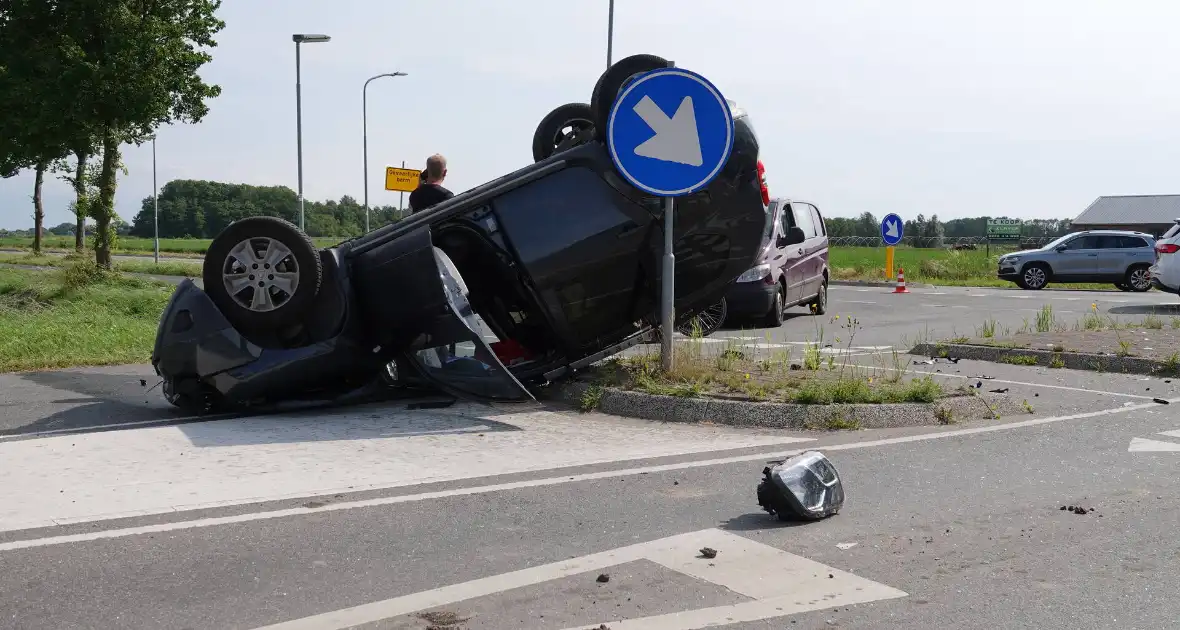 Auto komt op de kop tot stilstand - Foto 4