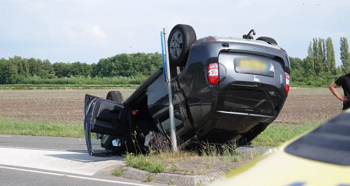 Auto komt op de kop tot stilstand - Foto 5