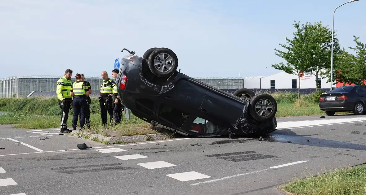 Auto komt op de kop tot stilstand - Foto 8