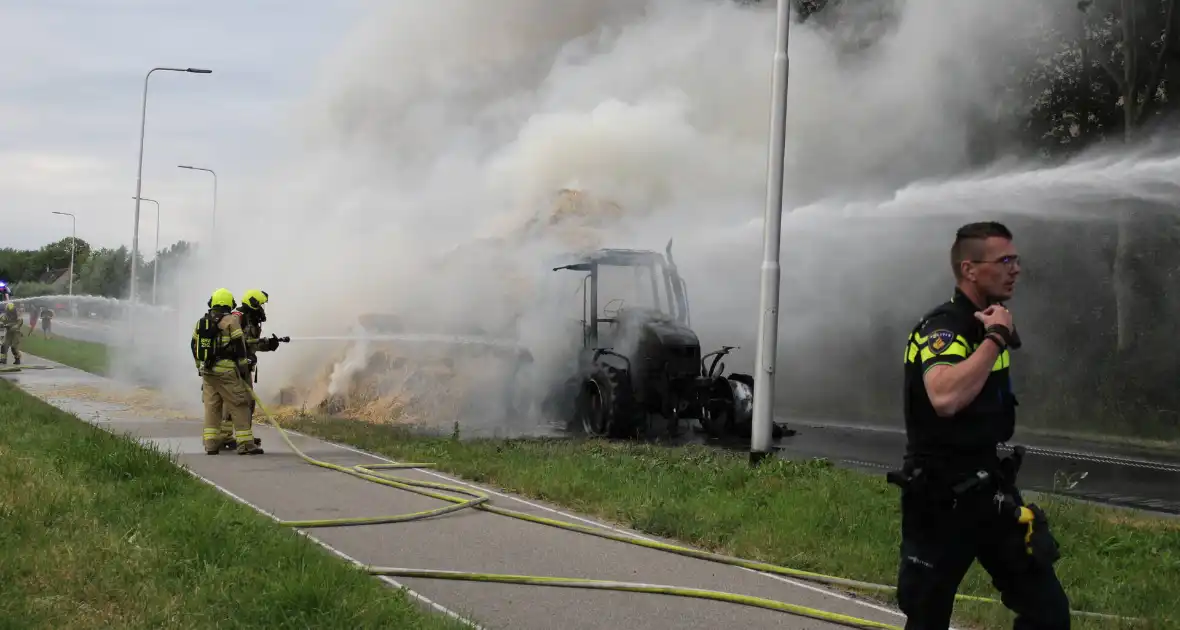 Tractor met hooiwagen uitgebrand