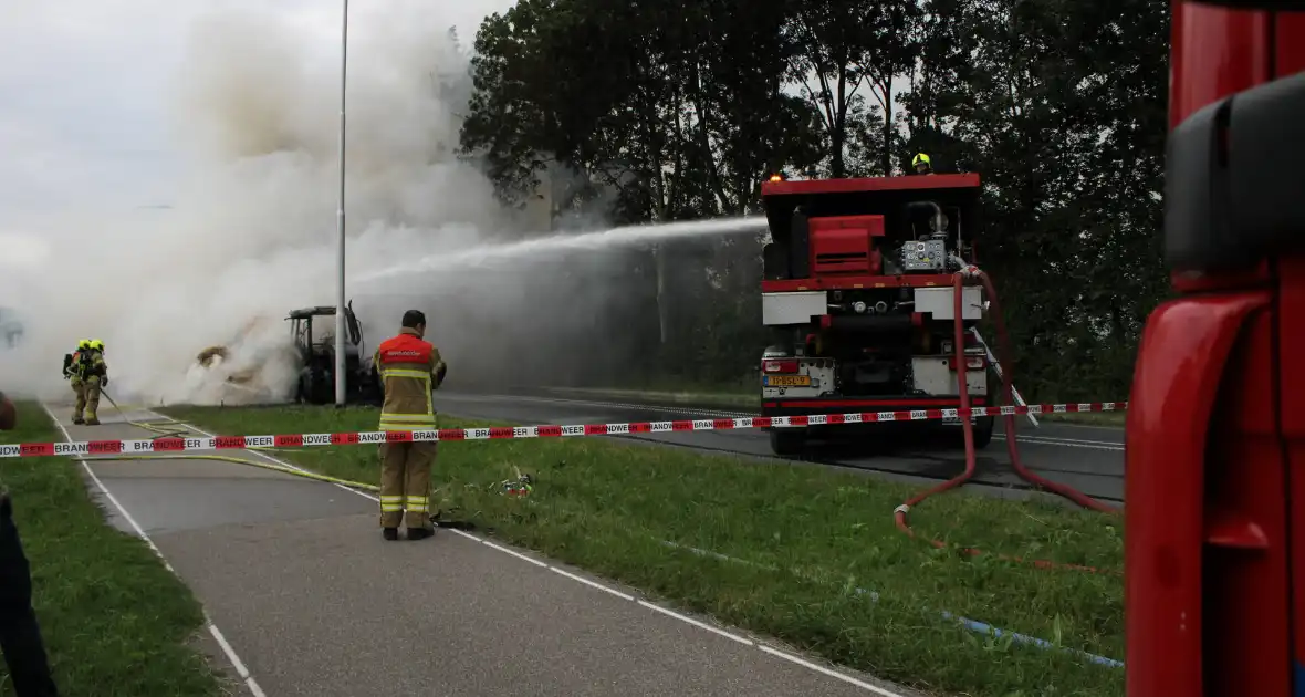 Tractor met hooiwagen uitgebrand - Foto 4